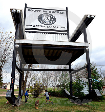 WORLD'S LARGEST ROCKING CHAIR (Rt 66 Fanning MO)