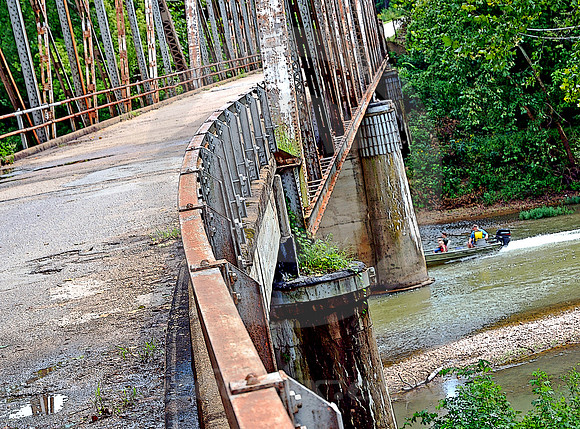 BRIDGE & BOAT (Rt 66 Devil's Elbow Bridge MO)