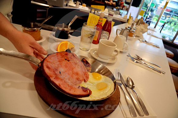 BREAKFAST AT LOU MITCHELL'S (Rt 66 Chicago IL)