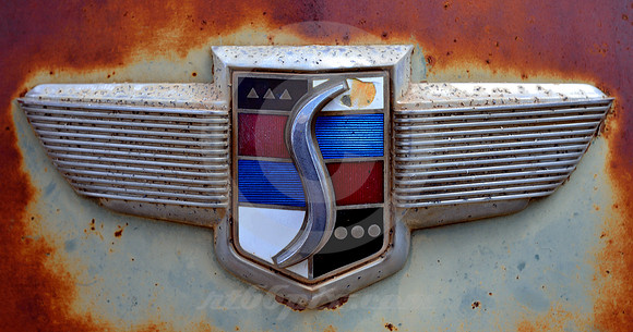 STUDEBAKER EMBLEM (Rt 66 Tucumcari NM)
