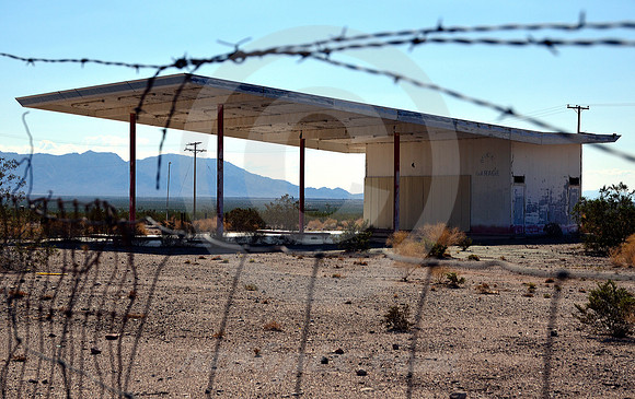 ROAD RUNNER'S RETREAT & FENCE (Rt 66 nr Amboy CA)