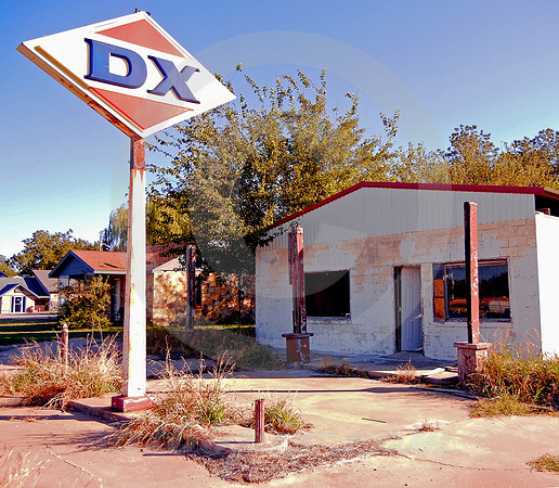 DX SIGN & STATION (Wynnewood OK)