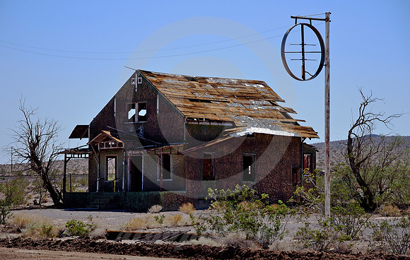 RUIN & SIGN (Rt 66 nr Ludlow CA)