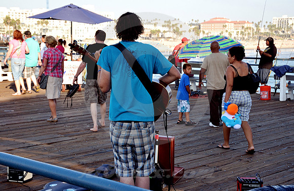 THE ENTERTAINER (Rt 66 Santa Monica CA)