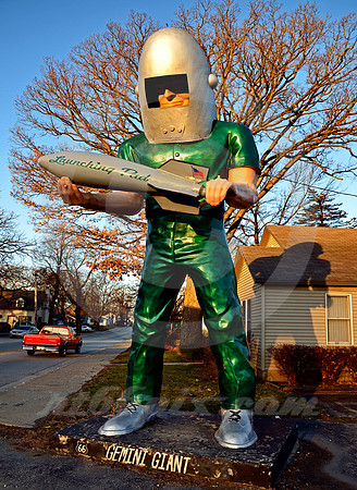 GEMINI GIANT & SHADOW (Rt 66 Wilmington IL)