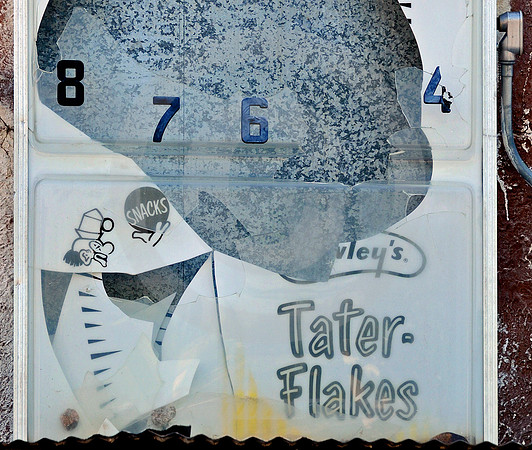 TATER-FLAKES CLOCK (Lincoln Highway Dix NE)