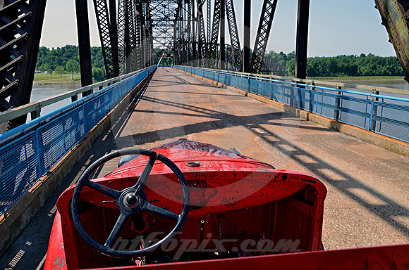 OLD FIRE TRUCK (Rt 66 Chain of Rocks Bridge IL/MO)