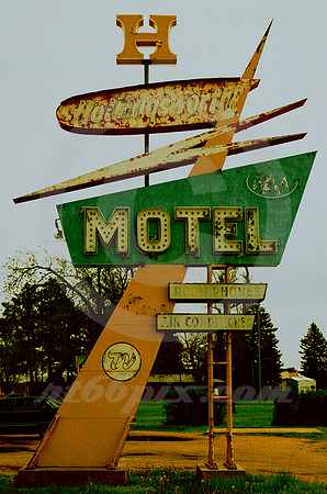 HOLLINGSWORTH MOTEL SIGN (Lincoln Highway NE)
