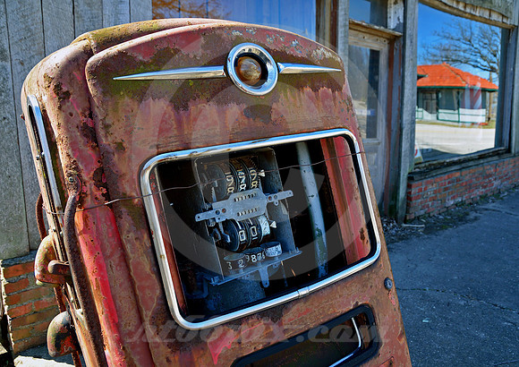 LISTING PUMP & REFLECTIONS (Rt 66 Funks Grove IL)