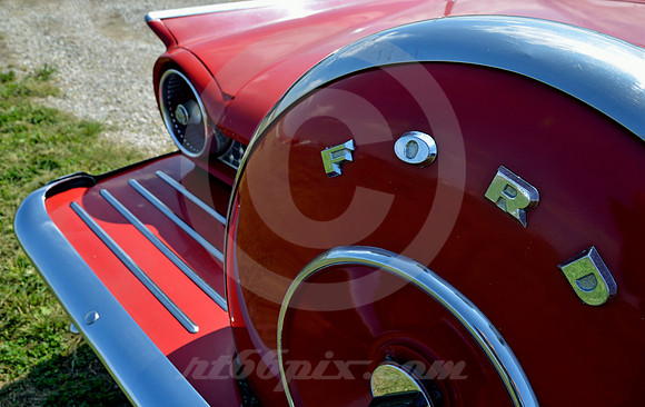 CONTINENTAL SHELF ('57 FORD) (Rt 66 Staunton IL)