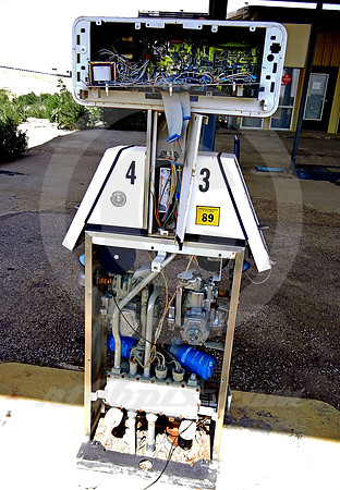 GUTTED GAS PUMP (Rt 66 Landergin TX)
