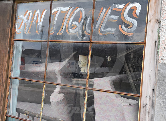 ANTIQUES IN THE WINDOW (St Joseph MO)