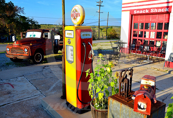 TOW TATER, PUMP & MAILBOX AT SUNSET (Rt 66 Galena KS)
