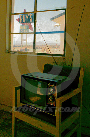 ROY'S SIGN #3 MOTEL WEST WINDOW (Rt 66 Amboy CA)