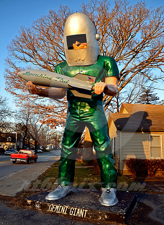 GEMINI GIANT & SHADOW (Rt 66 Wilmington IL)