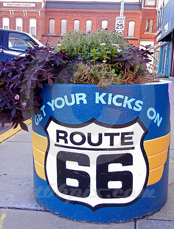 KICKS PLANTER (Rt 66 Carlinville IL)