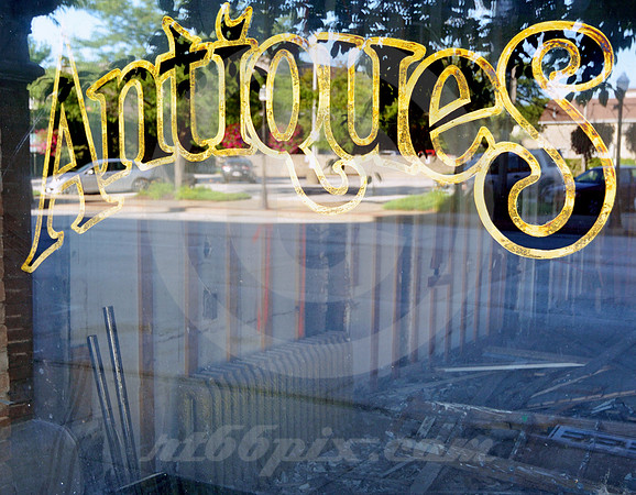 ANTIQUES (Davenport IA)