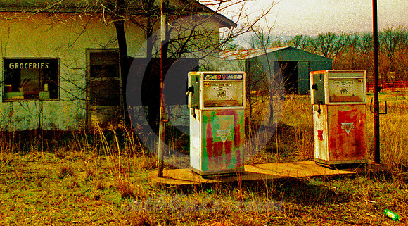 ABANDONED CONOCO STATION (Rt 66 nr Chandler OK)