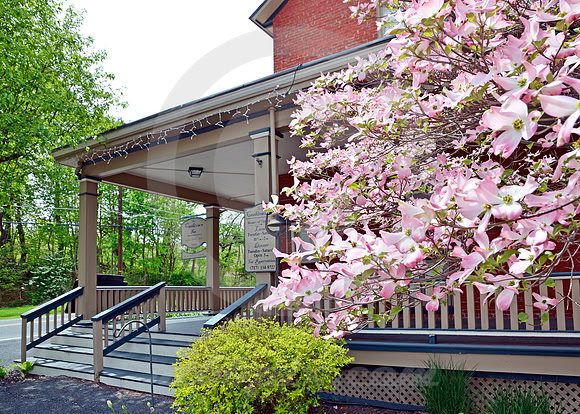INN & BLOSSOMS (Lincoln Highway Cashtown PA)