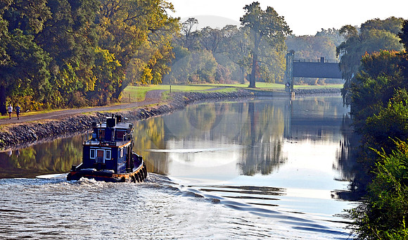 TUG & JOGGERS (Erie Canal Gasport NY)