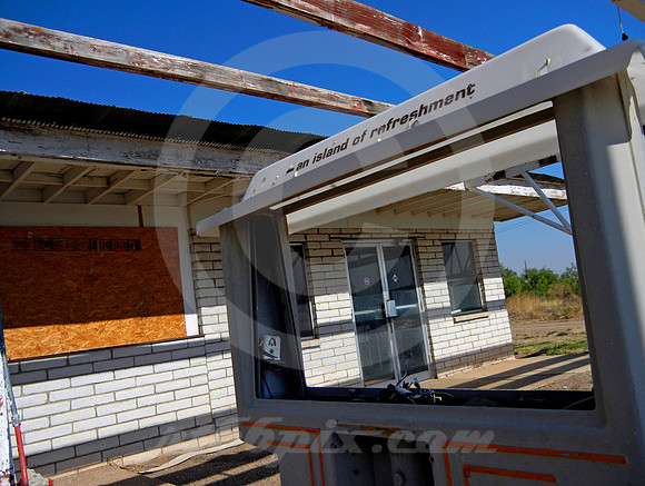 AN ISLAND OF REFRESHMENT (Rt 66 Tucumcari NM)