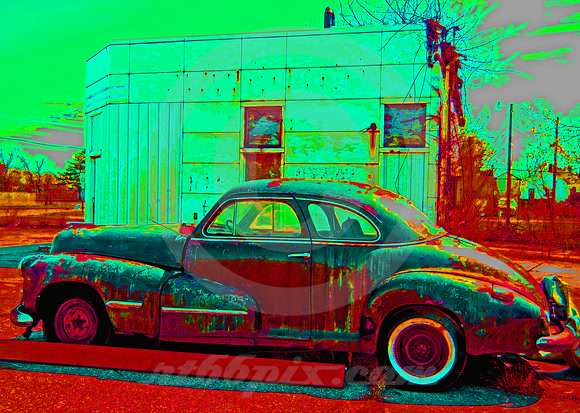 OLDSMOBILE ('40S) AT CLOSED STANDARD STATION (Cairo IL)