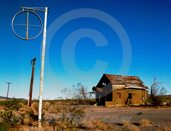 ROUND SIGN (Rt 66 nr Ludlow CA)