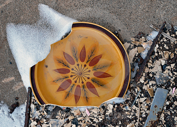 BROKEN PLATE IN SNOW (Rt 66 Shamrock TX)