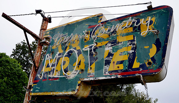 TOWN & COUNTRY, KAISER FRASER (Rt 66 nr Mitchell IL)