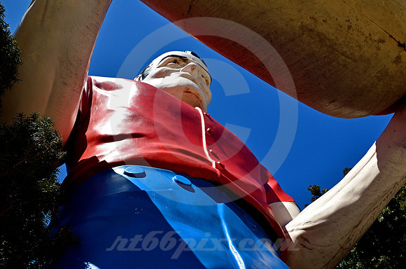 GIANT CLOSE-UP (Rt 66 Atlanta IL)