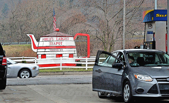 TEAPOT AND VEHICLES (Lincoln Highway Chester WV)