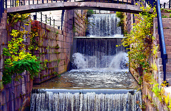 HANGING BASKETS & WATERFALLS (Erie Canal Lockport NY)
