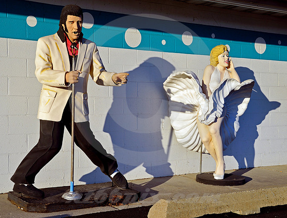 ELVIS, MARILYN & SHADOWS (Rt 66 Braidwood IL)