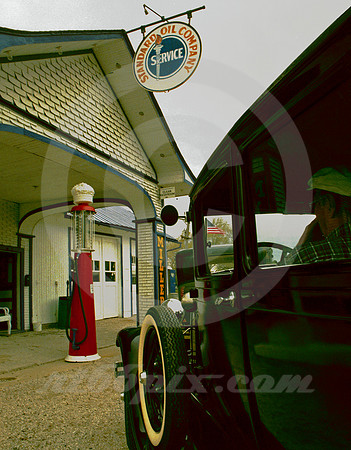 PULLING IN, STANDARD STATION (Rt 66 Odell IL)