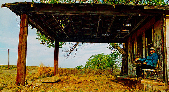 RELAXING IN GLENRIO (Rt 66 Glenrio NM)