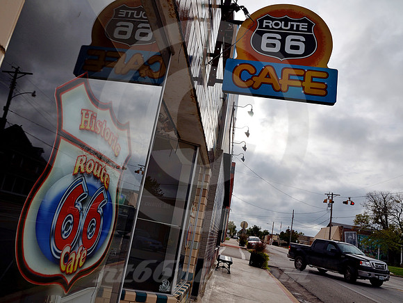 ROUTE 66 CAFE, WESTBOUND VIEW (Rt 66 Cuba MO)