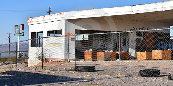 OLD UNION 76 STATION (Rt 66 Ludlow CA)