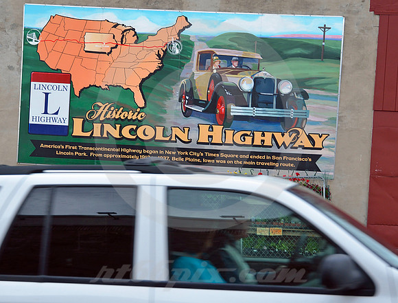 MURAL & SUV (Lincoln Highway Belle Plaine IA)