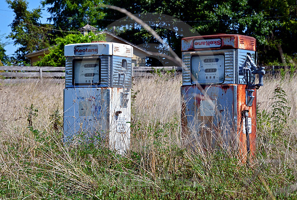 SKELLY PUMPS IN FIELD (Rt 66 nr Halltown MO)