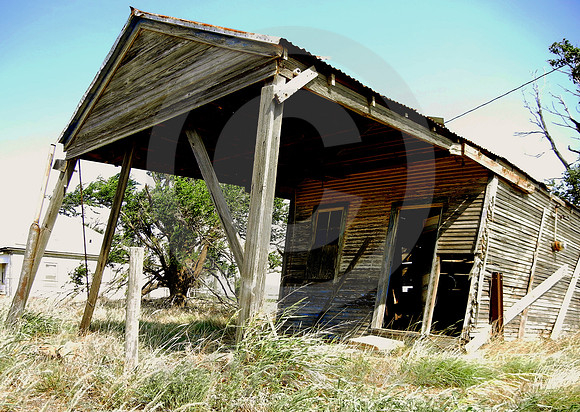 BADLY-LISTING GAS STATION (nr Altus OK)