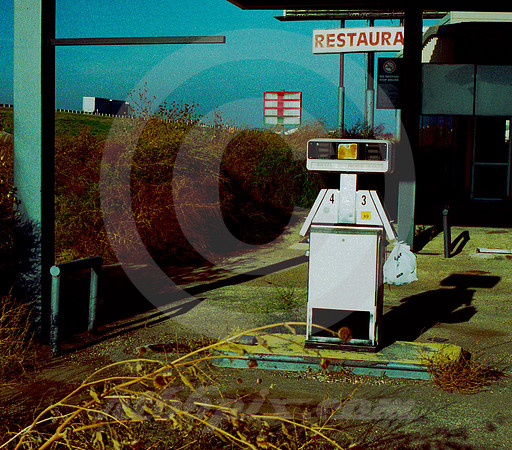 HITCHHIKING GAS PUMP (Rt 66 + I-40 Landergin TX)