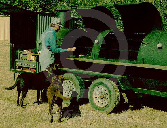 DOGS & SMOKER (Jefferson TX)